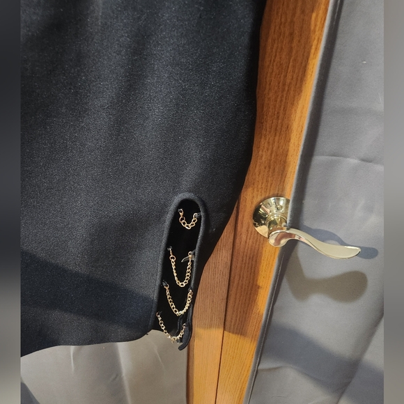 Elegant Black Sleeveless Dress - Picture 2 of 5